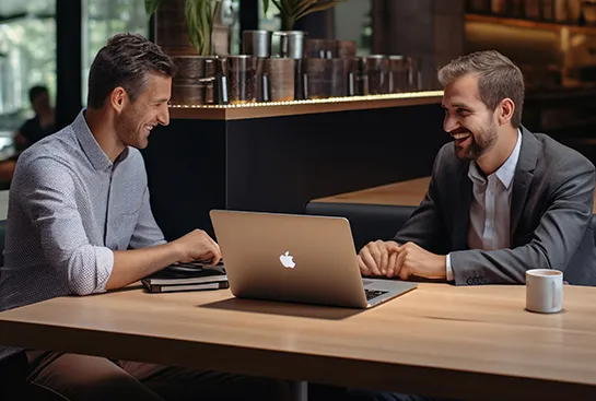 Integrantes del equipo revisando una laptop