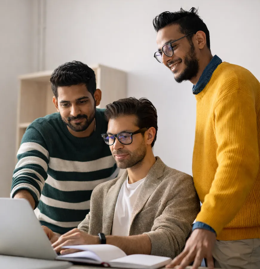 Equipo colaborando frente a una computadora
